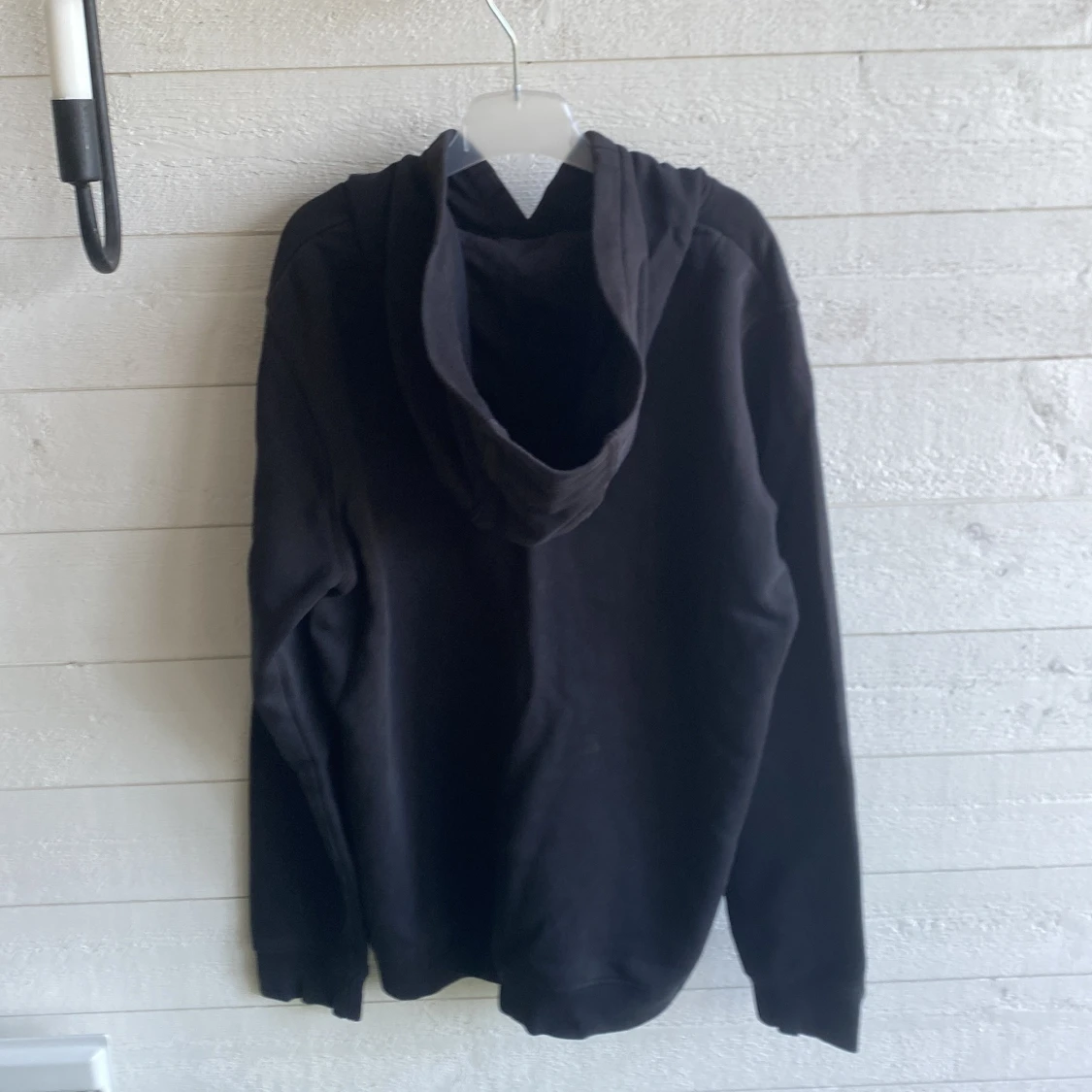 Svart hoodie från Lyle & Scott - 1