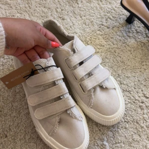 Rosa sneakers med kardborreband - Rosa skor från even and odd. Oanvända med lappen kvar. Storlek 37💕