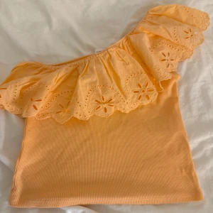 Orange  offshoulder topp med volang - Söt Orange one shoulder topp