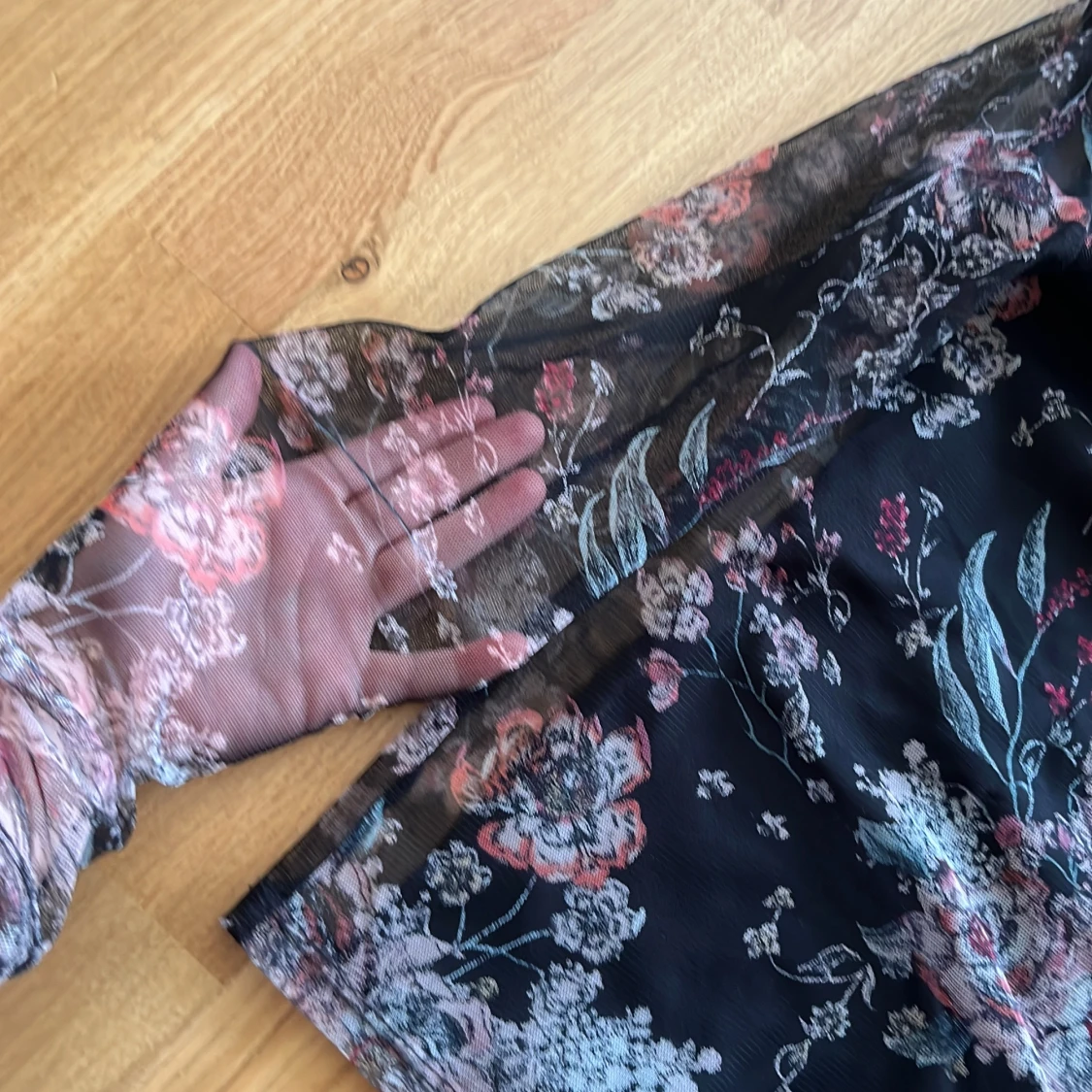 Svart blommig meshblus från Lindex - 1