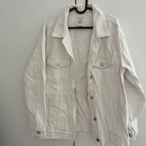 Vit jeansjacka från Pull&Bear - Snygg vit jeansjacka från Pull&Bear lite fläckig på bakkragen men går säkert att få bort 70kr + frakt