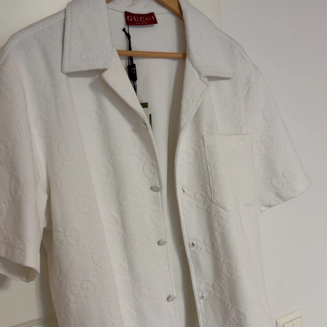 Vit kortärmad skjorta och shorts från Gucci - 3
