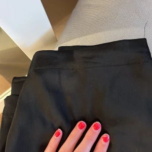 Svart kjol - Svart 3/4 kjol i storlek S!