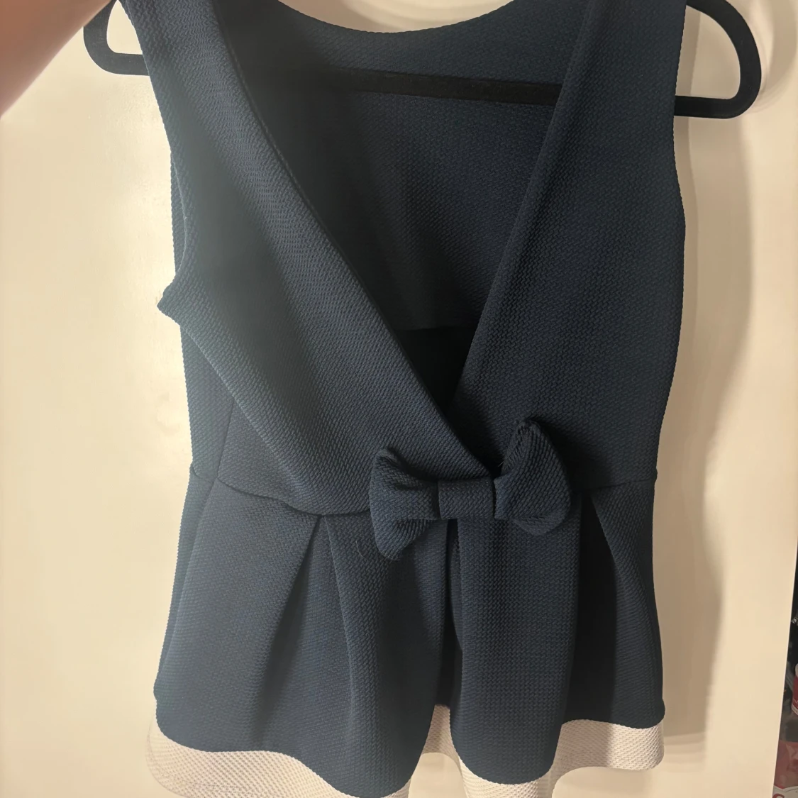 Mörkblå omlottopp med rosett