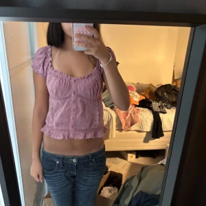 blus  - Supersöt blus i typ färgen rosa? en jätte fin färg och den är från bdg! stl m men sitter bra på mig som är s/m! super bra skcik. pris kan diskuteras 