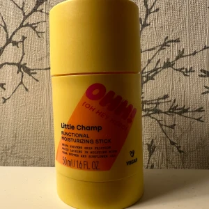 Little Champ Moisturizing Stick - Innehåller sheasmör och solrosolja för att fukta huden och motverka friktion. Vegansk formula, 50 ml. Perfekt att ha med i väskan för snabb återfuktning.