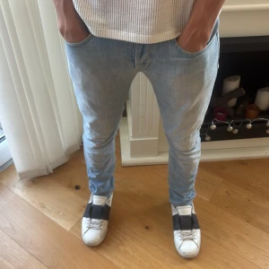 Dondup George  - Dondup George jeans i storlek 33 passar 32 också | fraktar samma dag och bästa pris på marknaden så var snabba  