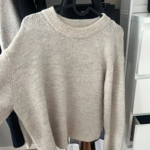Beige stickad tröja - Säljer denna beiga stickade tröja💕. Köpte den från Gina Young i storlek 146/152, men eftersom den är i en oversized model passar den mig som är 160, även min syster som är 167 🫶 den är i jättebra skick eftersom den nästan aldrig använts.