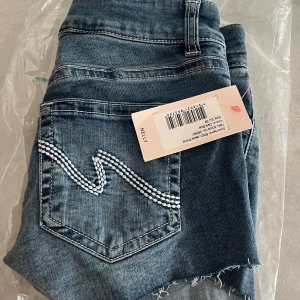 Blå jeansshorts Nelly - Köpte dessa jeansshorts från Nelly i fel storlek så säljer dem.  Nypris var 499. Har aldrig använt dem så i nytt skick!🫶stl 36