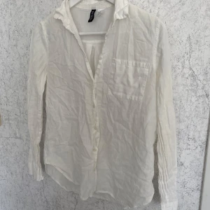 Skjorta - Från H&M. storlek 32 men är Mer oversized.