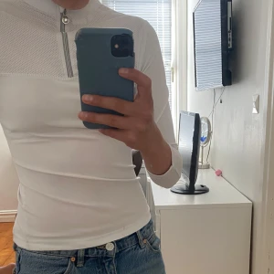 Vit CRW långärmad tävlingströja - Säljer en vit långärmad träningströja från CRW i storlek 146/152. Perfekt att ha under tävlingskavajen i ridsport.