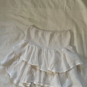 Vit volangkjol - Supersöt vit kortkjol med dubbla volanger.