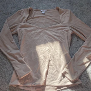 Beige långärmad topp från Amisu - Säljer en beige långärmad topp från Amisu 