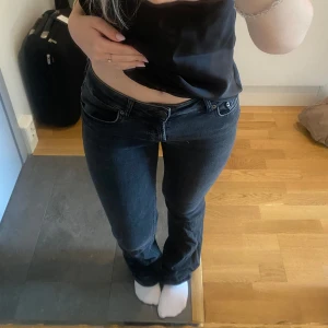 Svarta bootcut jeans från Zara - Snygga svarta jeans från Zara med bootcut och låg midja. Använda fåtal gånger. Är inte längre min stil 🤍