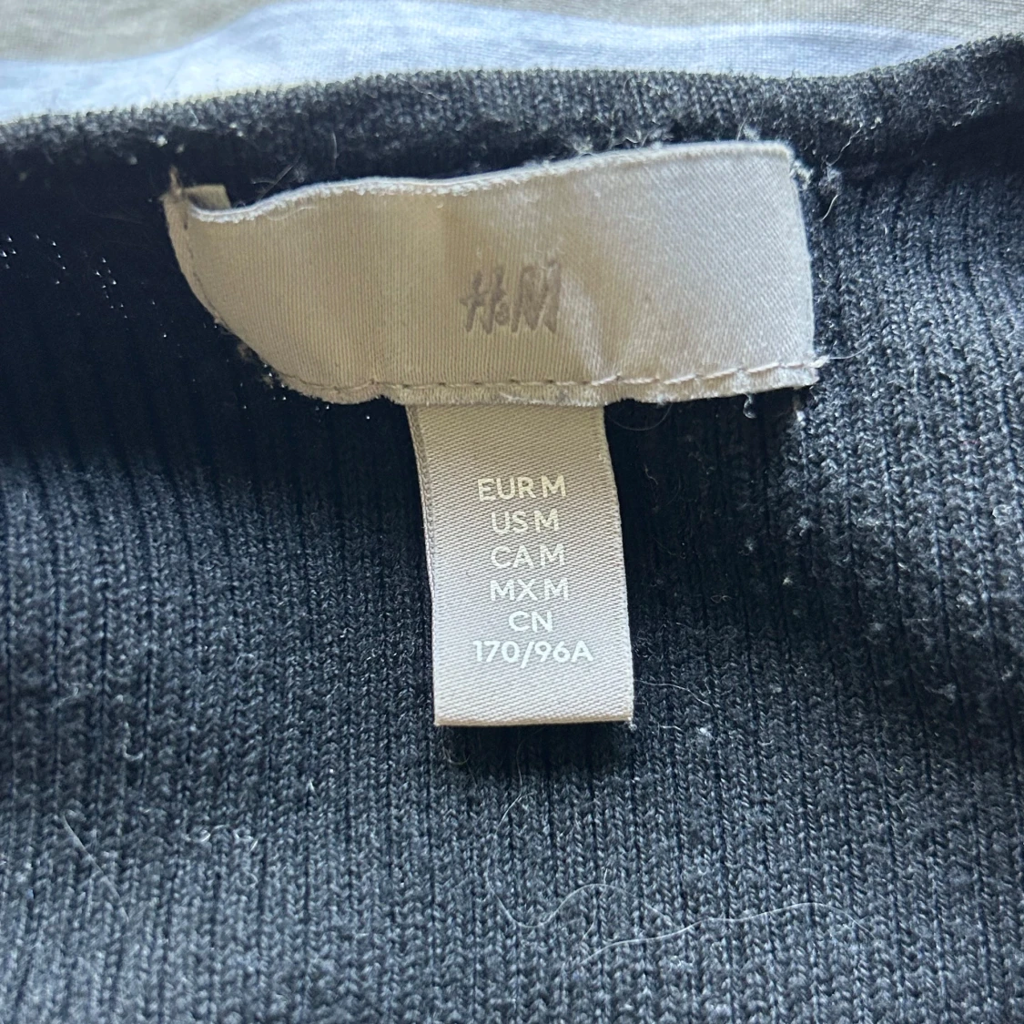 Svart ribbad tröja - 2