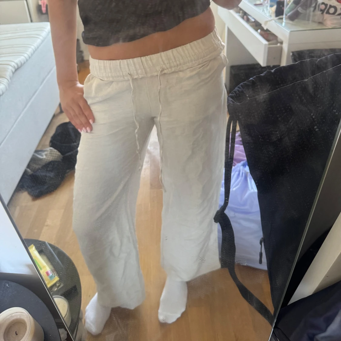 Vita/beige linnebyxor med snörning - 1