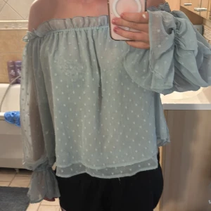 Ljusgrön offshoulder blus med volang - Superfin off shoulder tröja, bra skick!!