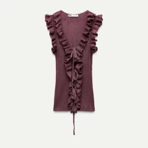 Vinröd volangtopp från Zara - Supersnygg, populär och slutsåld vinröd topp från Zara, oanvänd med lappen kvar. Finns dessutom inte att köpa i butik längre.