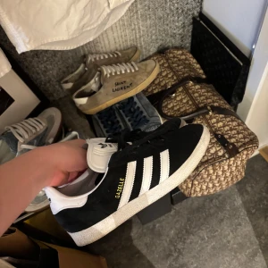 Adidas gazelle - Säljer ett par adidas gazzel i storlek 42 i väldigt bra sick ingen heal drag max använda 4 gånger ny pris 1499 säljer röde endast 799