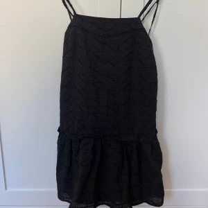 Svart klänning från Zara - Superfin klänning från Zara. Öppen rygg och broderat mönster.🖤