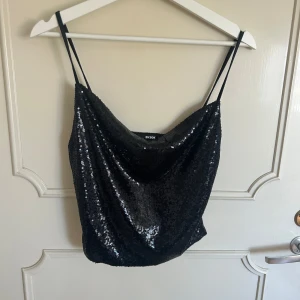 Svart paljettopp från Bik Bok - Glittrig svart topp från Bik Bok, aldrig använd! 