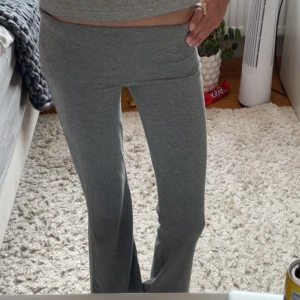 Grå yoga pants  med stjärndetalj - Snygga grå mjukisbyxor med en mörkgrå stjärna på ena bakfickan. Byxorna har bootcut-snitt och är tillverkade i mjukt bomullsmaterial med stretch. Bara att skriva om du vill ha fler bilder 🙏💓