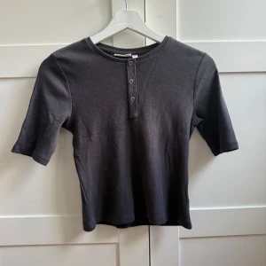 Svart ribbad topp KappAhl - Snygg svart ribbad topp från KappAhl 💓kommer tyvärr inte till användning 💞💞