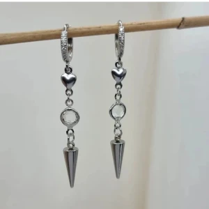 Handgjorda örhängen  - Stilrena silverfärgade örhängen med en liten hjärtformad detalj och en klar sten. Handgjorda örhängen●Följ :@ekjewelryofficial🤲 ● 💎Material- 100% rostfritt stål ●Örhängeskrokar -rostfritt stål och kristall. Nickel fri. Längd -5,5cm. Vattentåliga, ändrar inte färgen! 