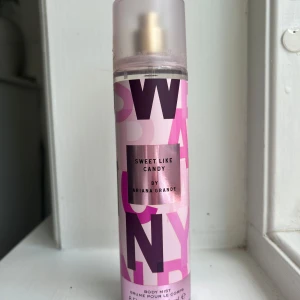Sweet Like Candy Body Mist Ariana Grande - Body mist från Ariana Grande i doften Sweet like candy. Har använt en gång då jag skulle testa den, tyckte inte helt att doften passade just mig!💗 Köpt för ca: 179 kr Lite klister kvar av tejpen runt om locket som var där för att skydda parfymen men inga andra skador. Hör gärna av dig!!!💗💗💗 Perfekt för dig som gillar söta, fruktiga dofter och vill ha en lättare parfym att spraya på kroppen.
