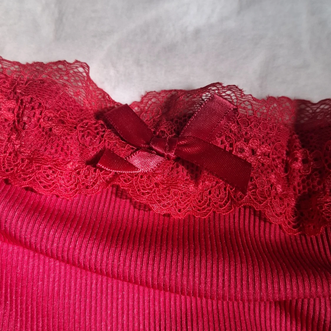 Röd ribbad tubtopp med spets och rosett - 2