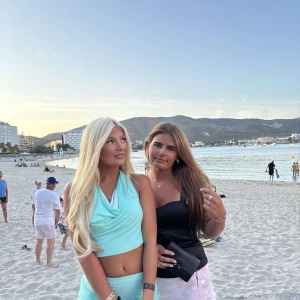 Mintgrön croppad halterneck top med kjol - Säljer en mintgrönt set med croppad halterneck-top med draperad framsida.. Snygg att matcha med kjolen! 