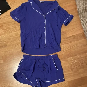 Lila pyjamasshorts och tröja  från Forever 21 - Snygga lila pyjamasshorts och tröja  från Forever 21 säljer för att jag inte använder den,den har blivit andvänd typ 2 gånger skriv gärna om du undrar nåt  💗