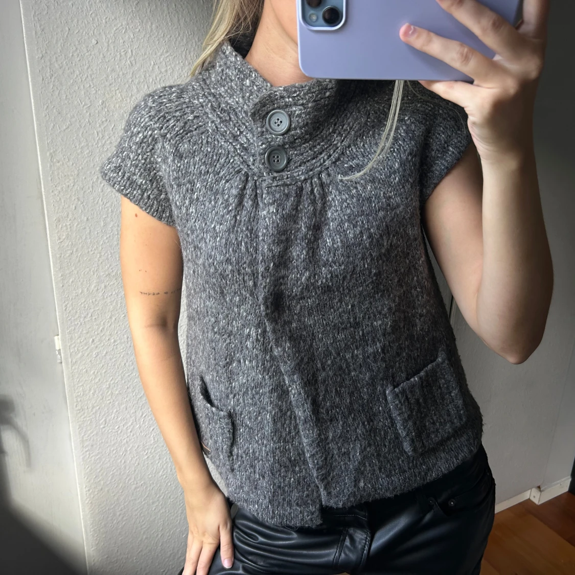 Grå stickad kofta  - 2