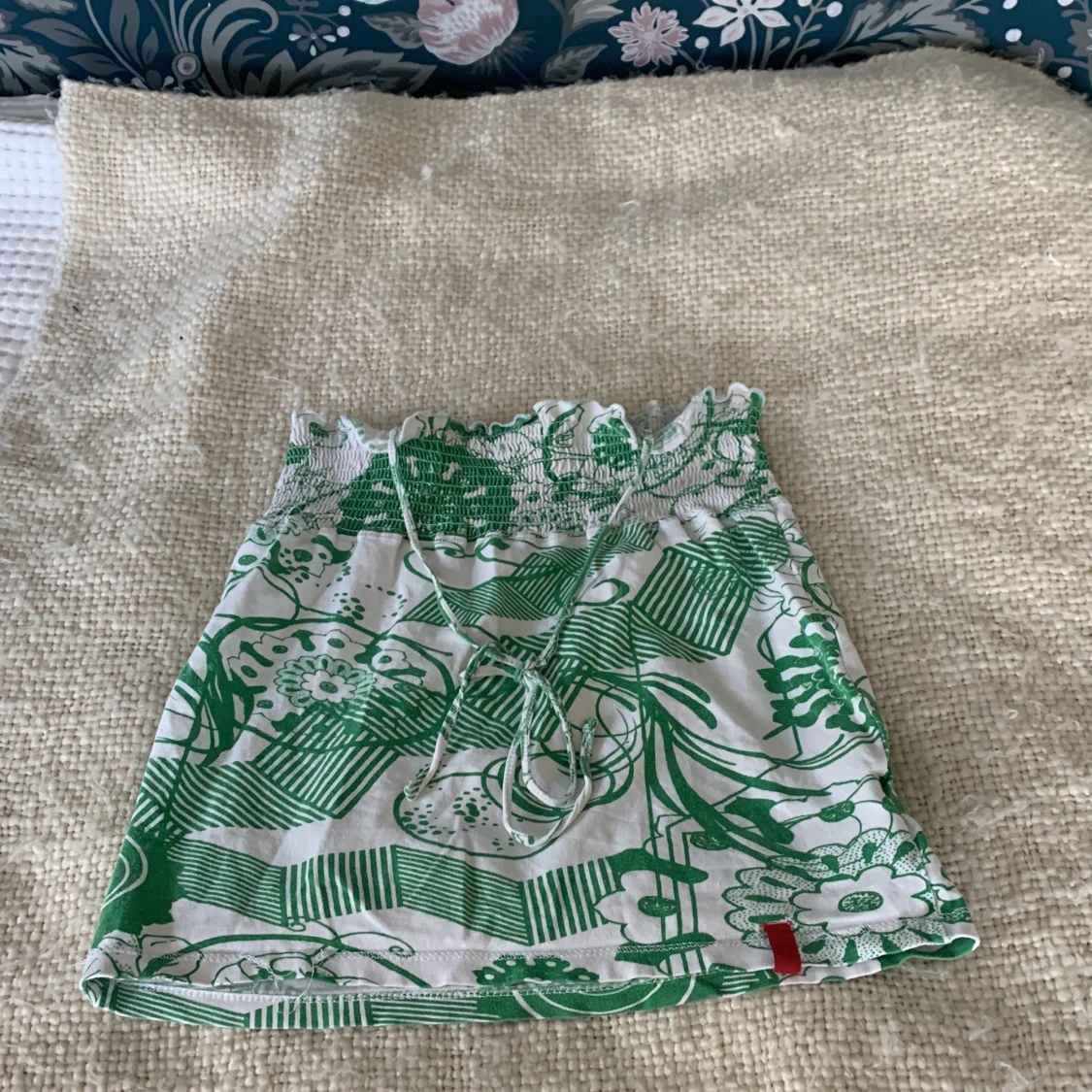 Grönvit blommig topp från Next Level - 2