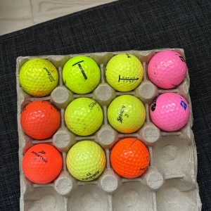 11 blandade får bollar - Färgade golf bollar ganska bra skick.