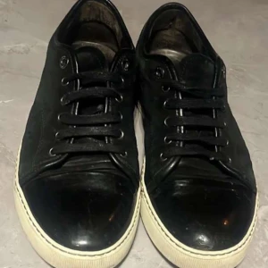 Svarta lanvins  - Snygga svarta sneakers med vit sula och svarta snören. Skorna är i bra skick (6/10 skulle jag säga ) säljer åt en vän// Ian 