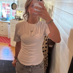 Vit tröja som e köpt ifrån plick. - Varumärket var bort klippt och har aldrig använt plagget sen det köptes. Den e lite hög i halsen men inte jobbigt och har en sömm ovanför bröstet till bak i ryggen.