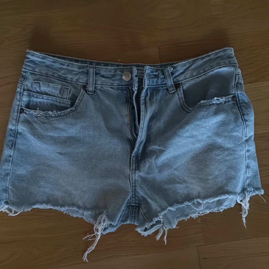 Ljusblå jeansshorts med fransig kant