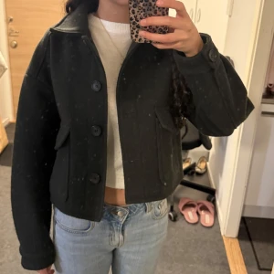 Gullig knappa med fickor och fina knappar  - Väldigt ny från zara använd Max 3 gånger. Pris går att diskutera