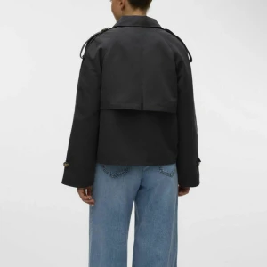 Svart skepparkavaj med knappar - Snygg höst jacka. Jätte bra skick används 3 gånger typ. Storlek M sitter som s. Inte jobbig att ha tjock tröja under 