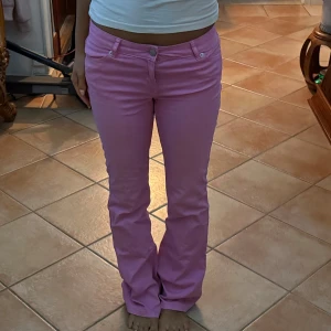 Jeans - Säljer ett par snygga rosa jeans från Monki. Midjemåttet:36 cm