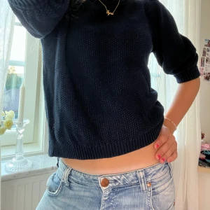 Mörkblå stickad tröja från Twist & Tango - Mörkblå stickad tröja från Twist & Tango i storlek XS. Tröjan är super snygg och fin! Skriv om några frågor!🩷