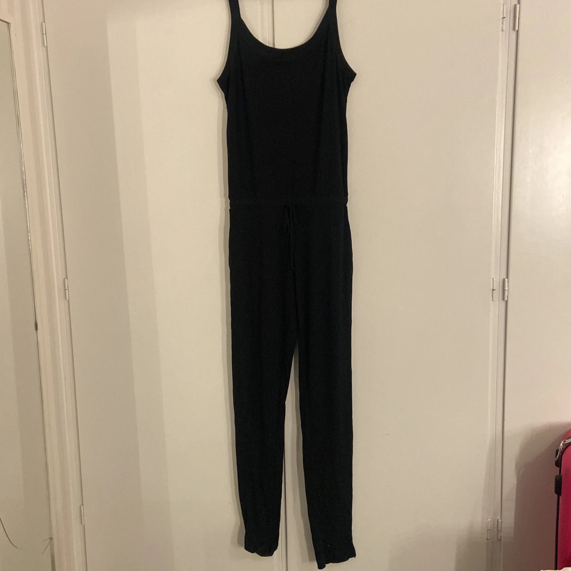Svart jumpsuit från Hunkemöller