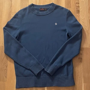 Maris crewneck tröja - Hej, säljer den blåa stickade crewneck tröjan från Morris för endast 300 kr, priset kan diskuteras vid snabb affär. Skriv gärna om ni har några frågor eller behöver mått eller fler bilder 🤗