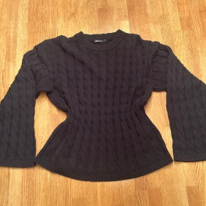 Svart stickad tröja från Gina Tricot - Säljer en svart stickad tröja från Gina Tricot i storlek S. Tröjan har ett snyggt kabelstickat mönster, rund hals och långa ärmar❤️