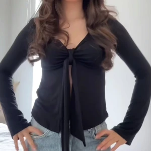 Svart knyttröja  - Svart knyttröja från Gina Tricot.