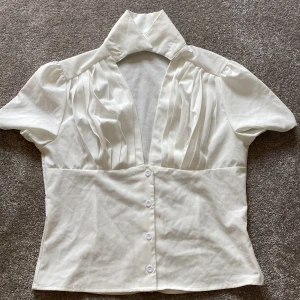 Skjorta - Superfin skjorta från shein, har tyvärr en liten fläck vid ena knappen💕