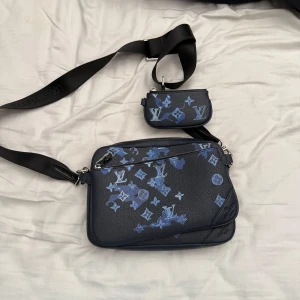LV trio bag - Säljer nu min LV bag då den ej använts mer. Använts runt 5 gånger så den är ej sliten eller nått. Pris 2000 men hör du av dej direkt o vill köpa så får du den för 1600