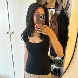 Svart linne från zara❤️ - En stilren svart linnetopp med breda axelband och rundad urringning framtill. Toppen är figurnära och har dubblatyg framtill🫶🏽