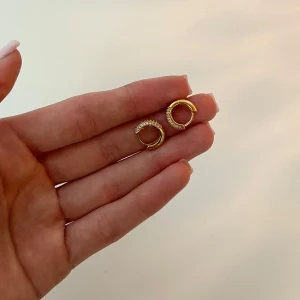 Guldiga örhängen med glittriga stenar - Säljer ett par små, runda örhängen i guld. Från Edblads lyxigare o dyrare kollektion. Aldrig använda!✨